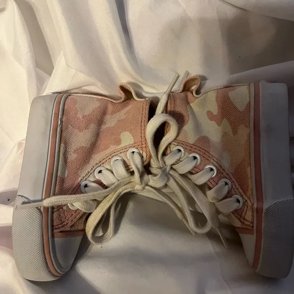 EUC Old Navy tennis shoes. Size 6-12 months. - Picture 2 of 10